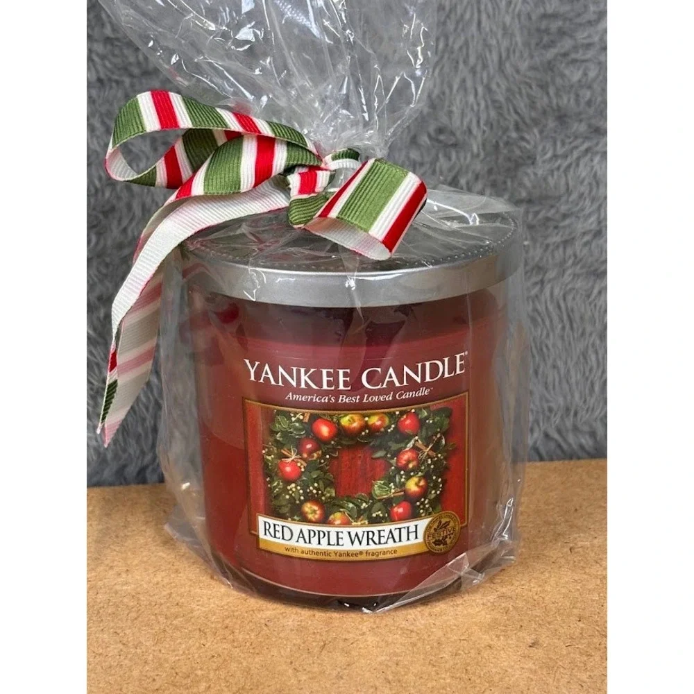 Yankee Candle Red Apple Wreath  Jar 7oz Holiday Scented Candle New